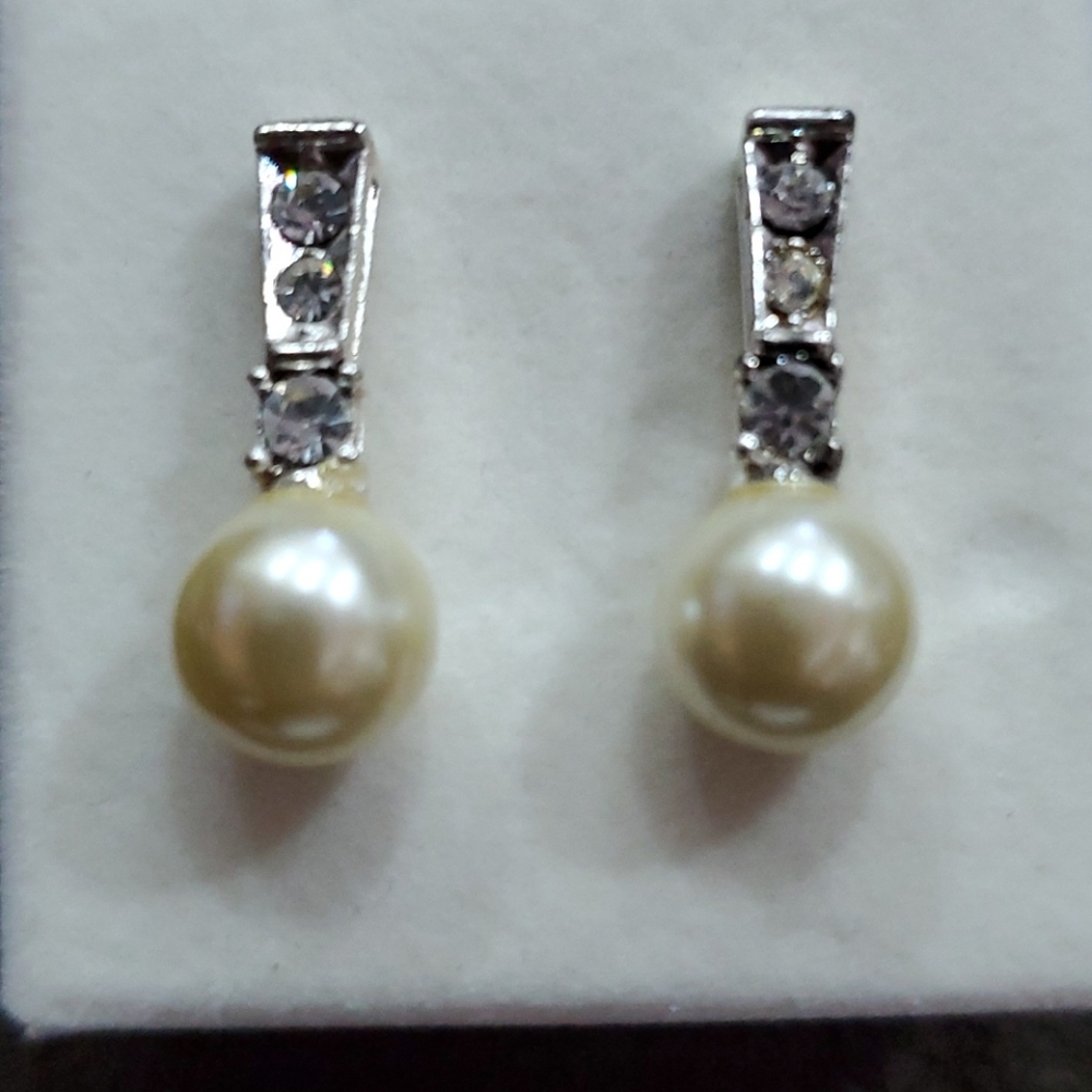 🎉🎉HP 💥💥Avon pearlesque and rhinestone earrings